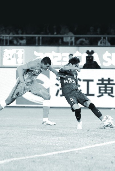 泰山队外援贾德松(左)奋力防守对方前锋球员 新华社发